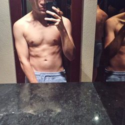 Carlos Marco con el torso desnudo