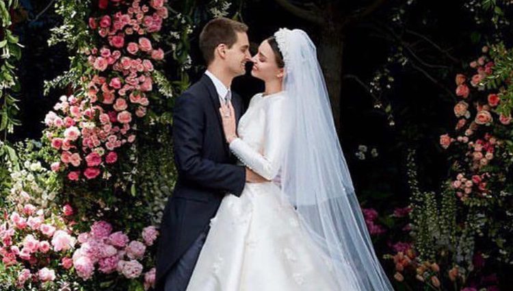 Miranda Kerr en una romántica imagen con Evan Spiegel el día de su boda