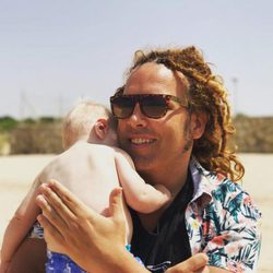 Torito con su hijo Nathan en la playa
