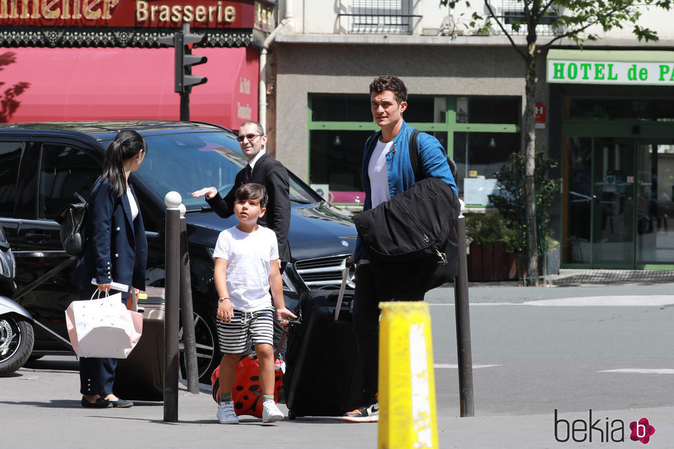Orlando Bloom y su hijo Flynn de vacaciones en París
