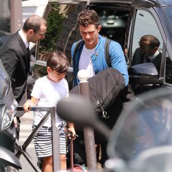 Orlando Bloom y su hijo Flynn en París