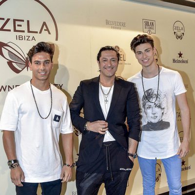 Rafael Amargo y unos amigos en el restaurante de Cristiano Ronaldo en Ibiza
