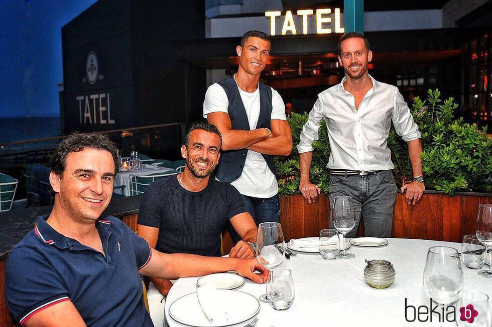 Cristiano Ronaldo con sus socios de su nuevo restaurante en Ibiza