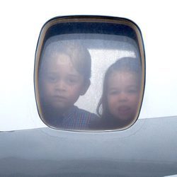 El Príncipe Jorge y la Princesa Carlota mira por las ventana del avión al llegar a Polonia