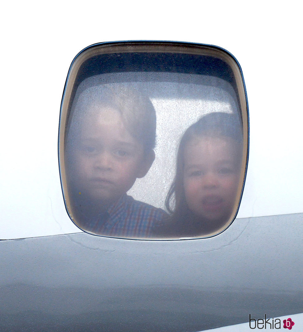 El Príncipe Jorge y la Princesa Carlota mira por las ventana del avión al llegar a Polonia
