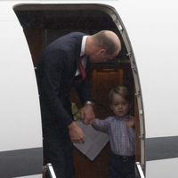 El Príncipe Jorge no quiere salir del avión a su llegada a Polonia