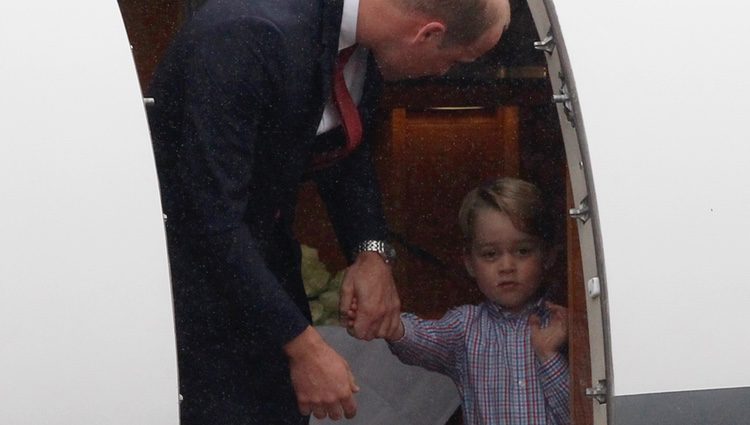El Príncipe Jorge no quiere salir del avión a su llegada a Polonia