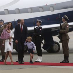 Los Duques de Cambridge y sus hijos a su llegada a Polonia
