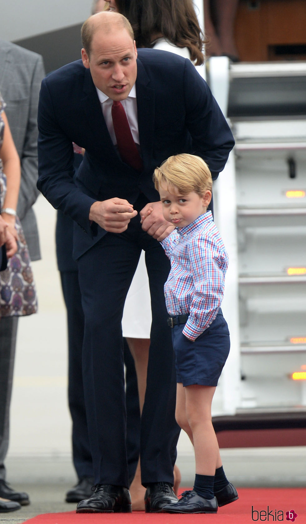El Príncipe Guillermo con el Príncipe Jorge a su llegada a Polonia