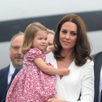 Kate Middleton y la Princesa Carlota a su llegada a Polonia