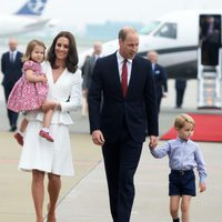 Los Duques de Cambridge, el Príncipe Jorge y la Princesa Carlota llegan a Polonia para un viaje oficial