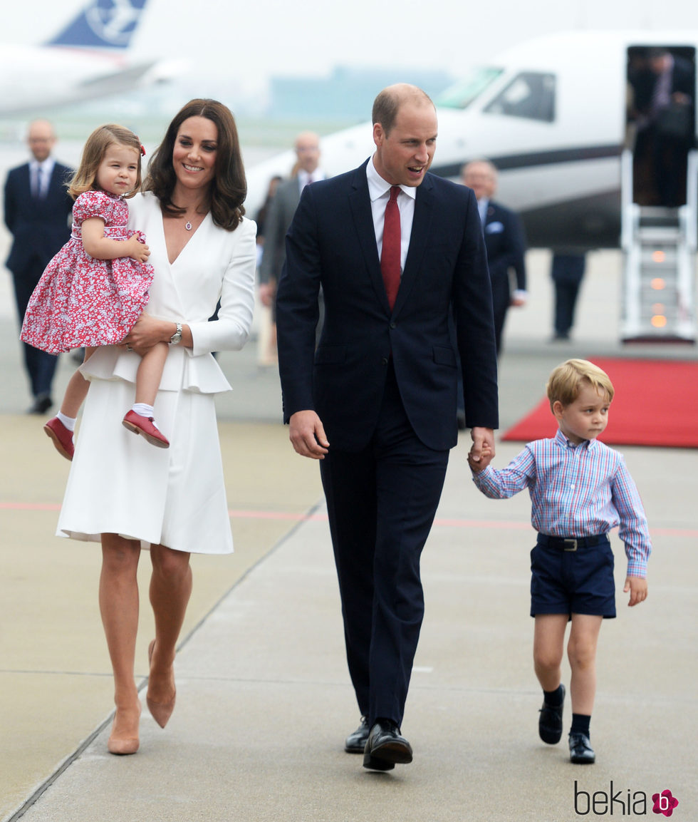 Los Duques de Cambridge, el Príncipe Jorge y la Princesa Carlota llegan a Polonia para un viaje oficial