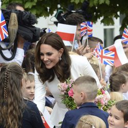 Kate Middleton, muy cariñosa con unos niños en Varsovia