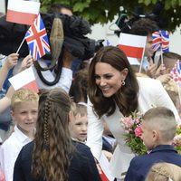 Kate Middleton, muy cariñosa con unos niños en Varsovia