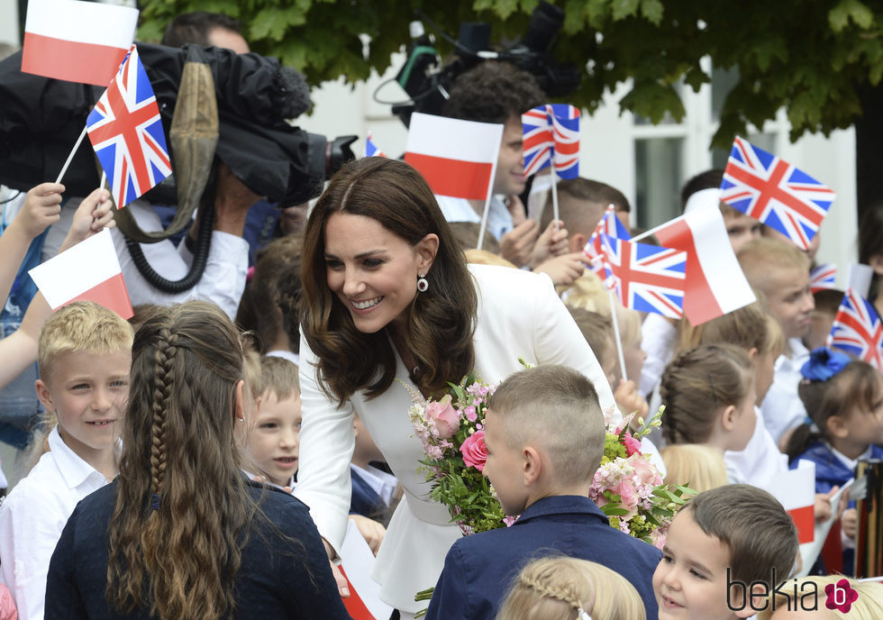 Kate Middleton, muy cariñosa con unos niños en Varsovia