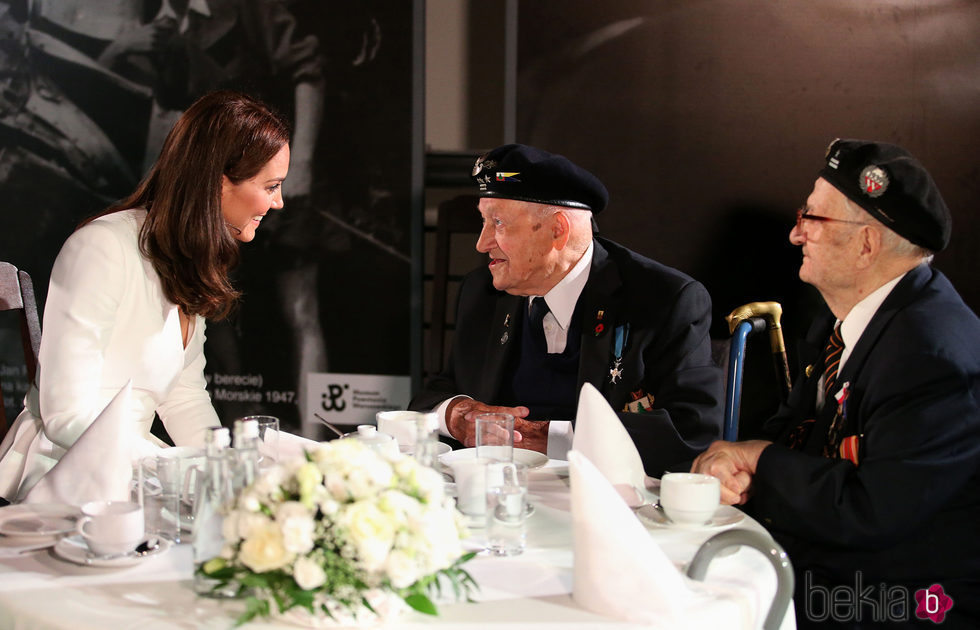Kate Middleton con unos ancianos en el Museo del Levantamiento de Varsovia
