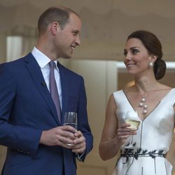 El Príncipe Guillermo y Kate Middleton, muy cómplices en una cena en Varsovia