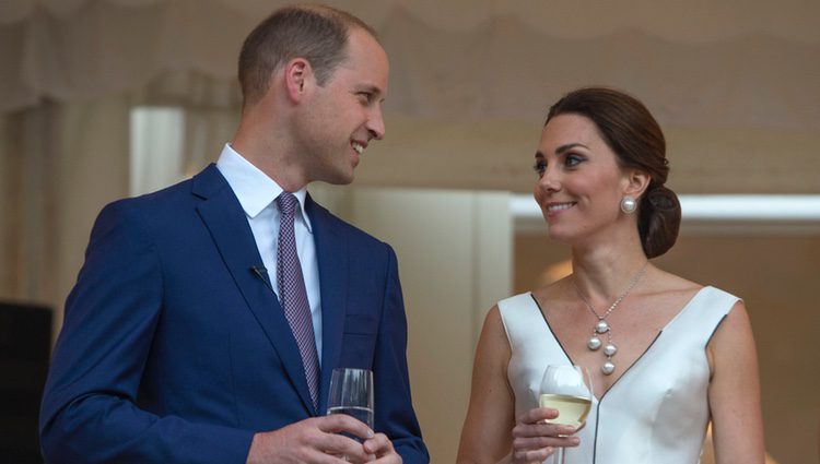 El Príncipe Guillermo y Kate Middleton, muy cómplices en una cena en Varsovia