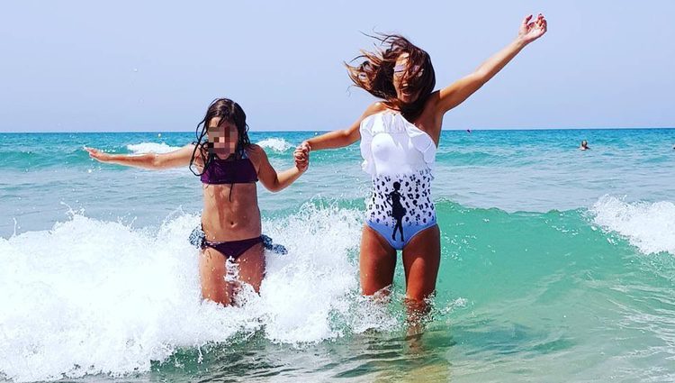 Paula Echevarría y Daniella Bustamante divirtiéndose en la playa