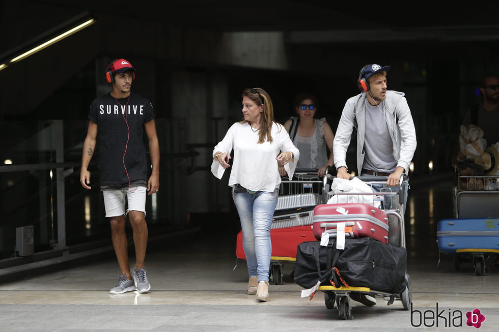 Kiko Jiménez y Alejandro Caracuel a su llegada a España tras ser expulsados de 'Supervivientes'