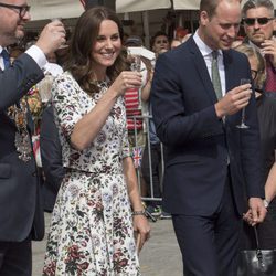 El Príncipe Guillermo y Kate Middleton tomando un licor en Gdansk