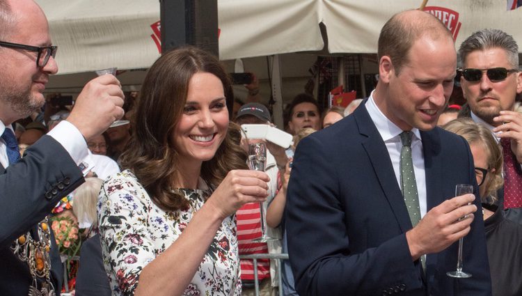 El Príncipe Guillermo y Kate Middleton tomando un licor en Gdansk