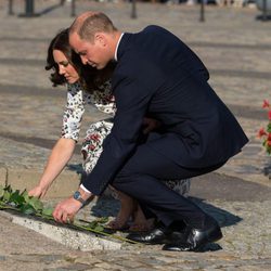 El Príncipe Guillermo y Kate Middleton dejan flores en el centro europeo de Solidaridad de Gdansk