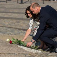 El Príncipe Guillermo y Kate Middleton dejan flores en el centro europeo de Solidaridad de Gdansk