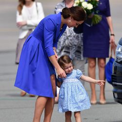 Kate Middleton con la Princesa Carlota al final de su visita oficial a Polonia