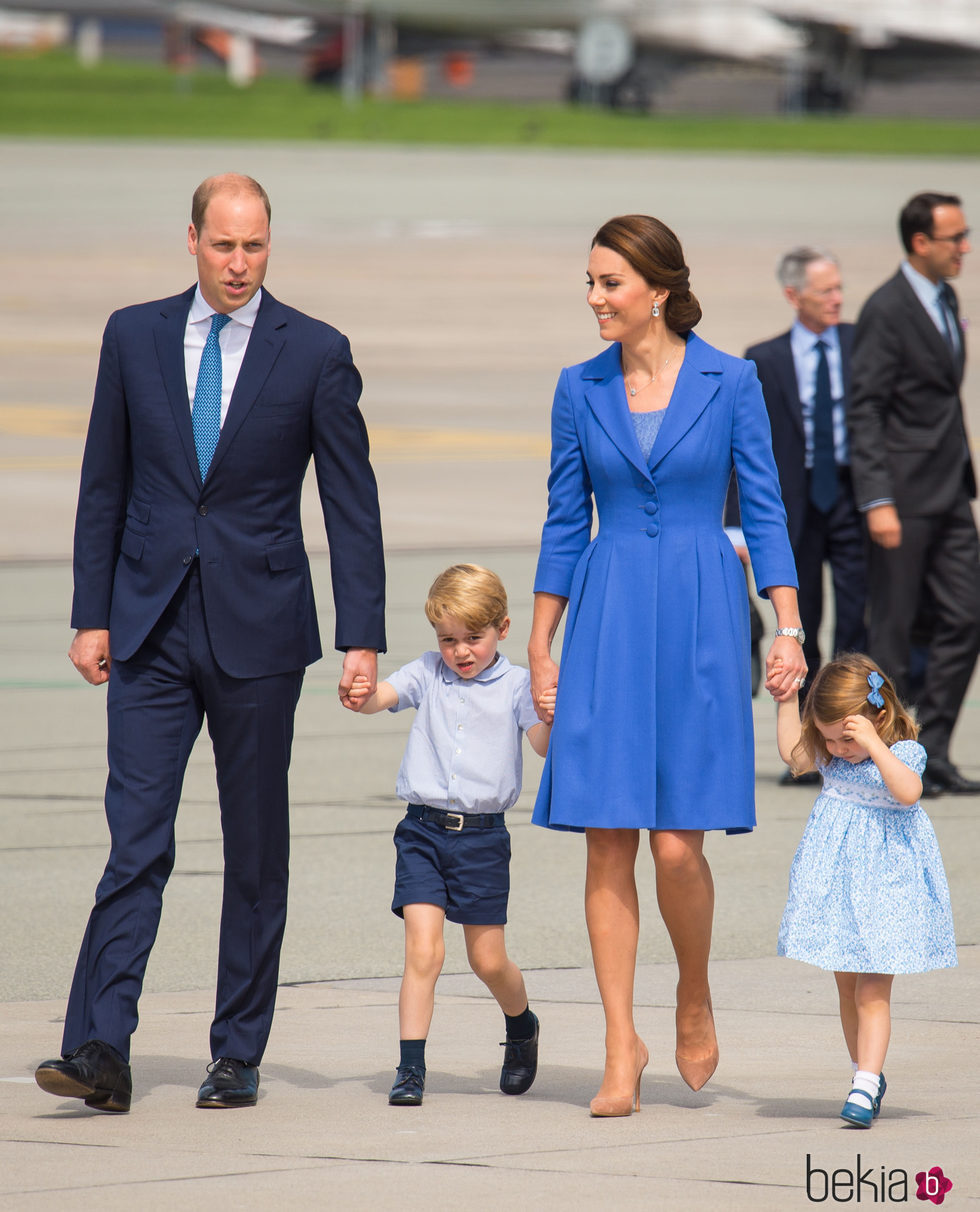 El Principe Guillermo y Kate Middleton de la mano con sus hijos Jorge y Carlota en su despedida de Polonia