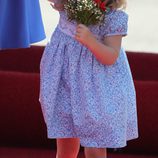 La Princesa Carlota huele unas flores a su llegada a Alemania