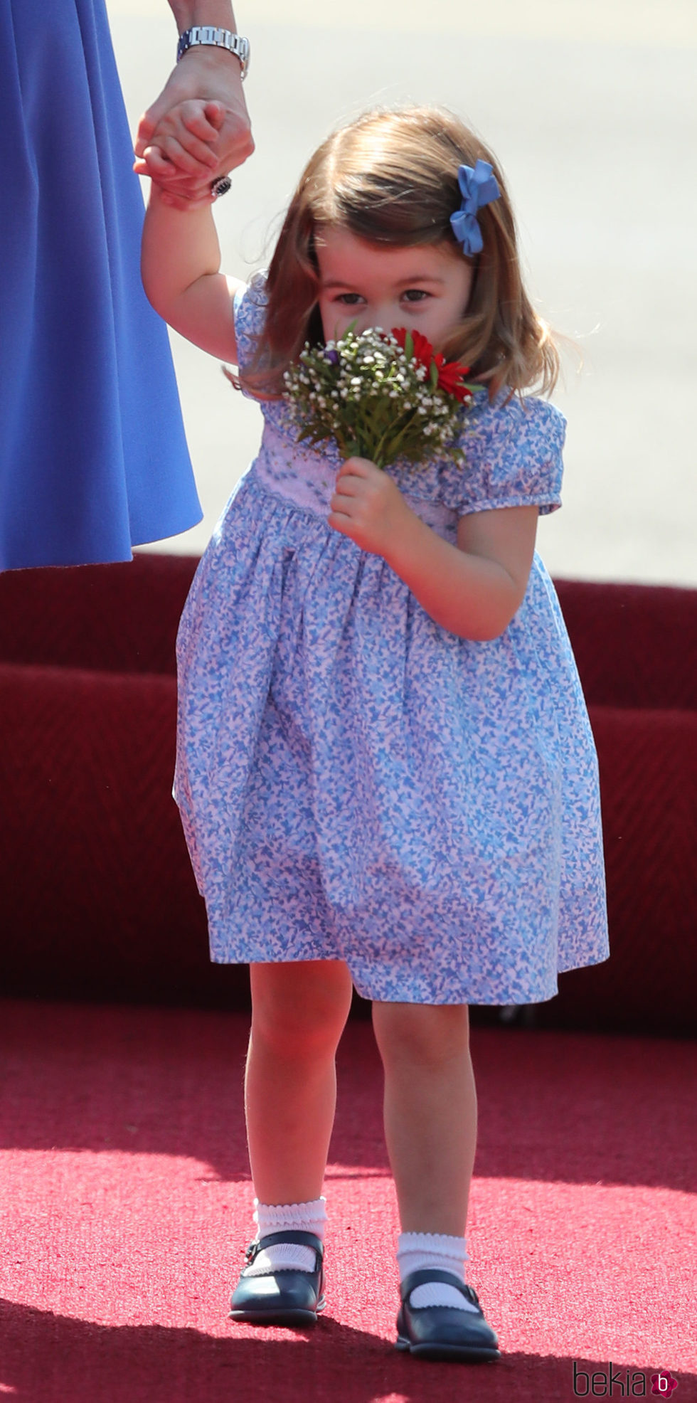 La Princesa Carlota huele unas flores a su llegada a Alemania - Visita  oficial de los Duques de Cambridge y sus hijos a Polonia y Alemania - Foto  en Bekia Actualidad