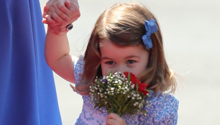 La Princesa Carlota huele unas flores a su llegada a Alemania