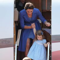 Los Duques de Cambridge y sus hijos Jorge y Carlota a su llegada a Alemania
