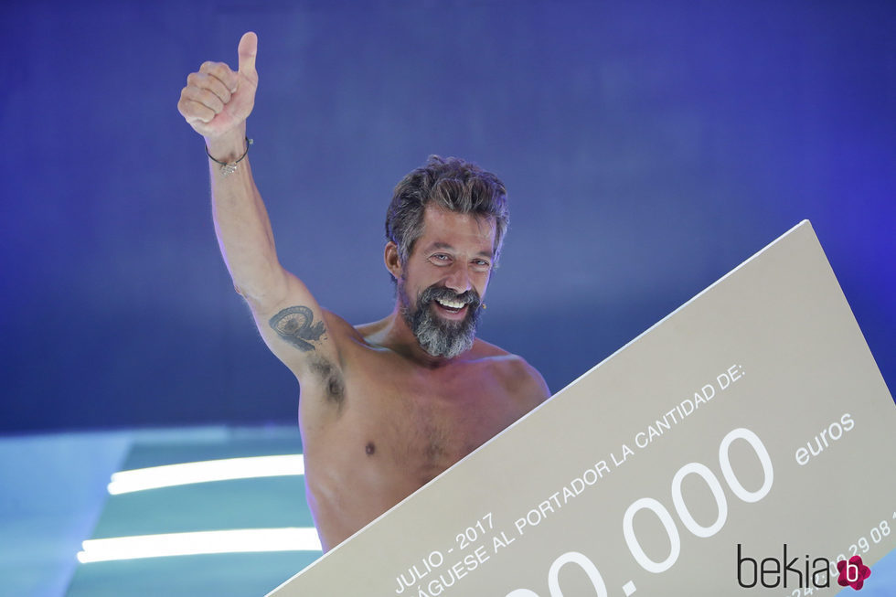 José Luis Losa, ganador de 'Supervivientes 2017', con el cheque