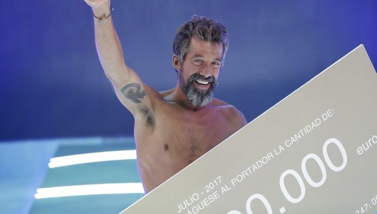 José Luis Losa, ganador de 'Supervivientes 2017', con el cheque