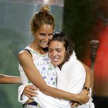 Alba Carrillo abraza a Laura Matamoros en la final de 'Supervivientes 2017'