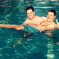 David Bustamante cogiendo a su padre en brazos en la piscina