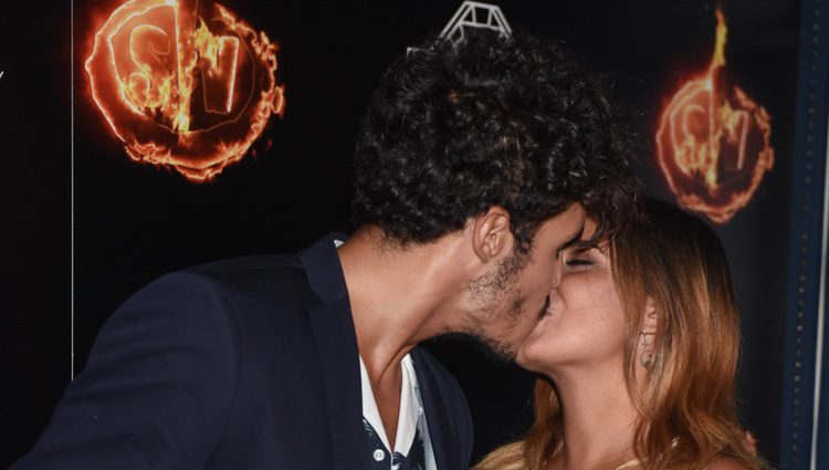 Kiko Jiménez y Gloria Camila besándose en la fiesta de la final de  'Supervivientes 2017'
