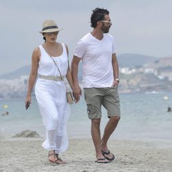 Eva Longoria y José Bastón paseando en Ibiza