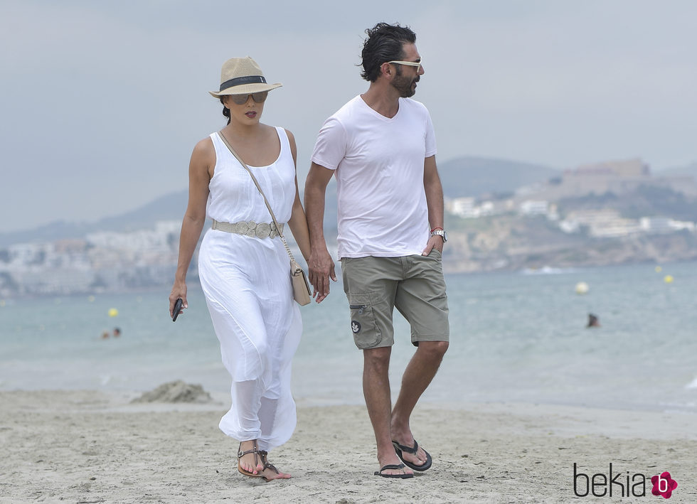 Eva Longoria y José Bastón paseando en Ibiza