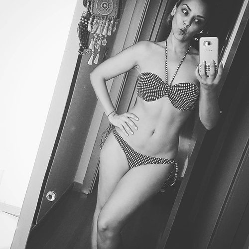 Chenoa en una foto en blanco y negro posando en bikini