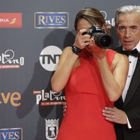 Imanol Arias y su novia Irene Meritxell haciendo fotos en los Premios Platino 2017
