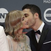 Miguel Ángel Silvestre y Amaia Salamanca saludándose en los Premios Platino 2017