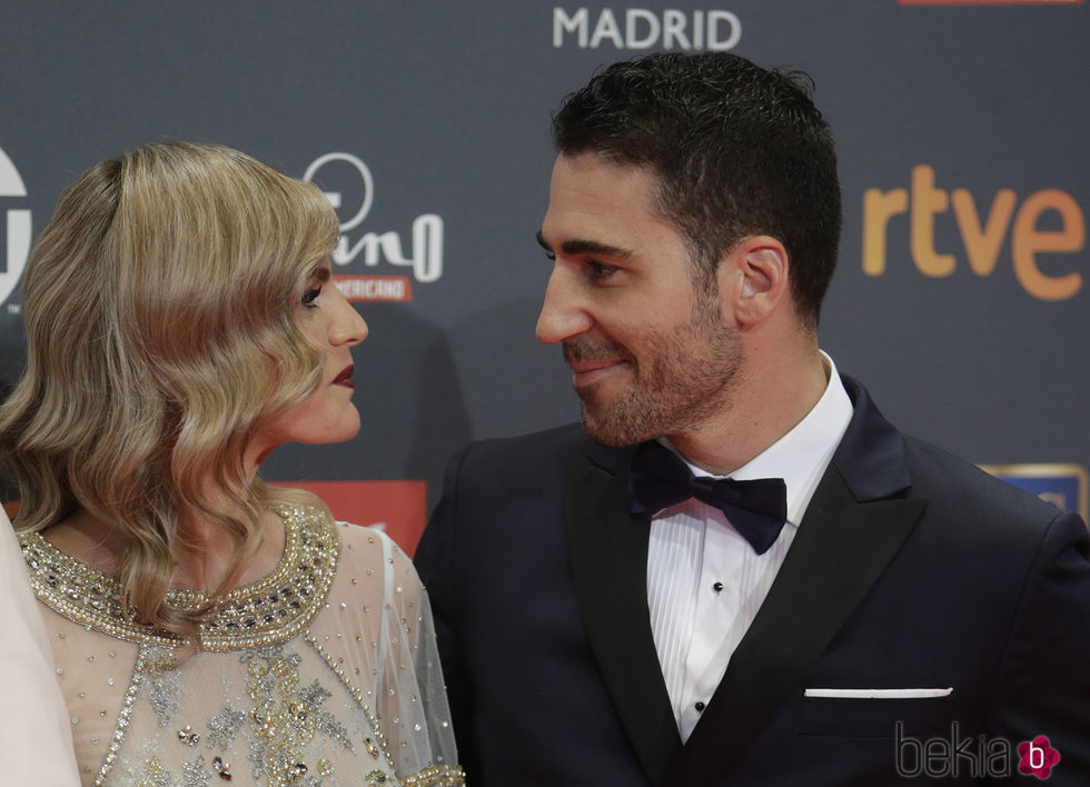 Miguel Ángel Silvestre y Amaia Salamanca hablando en los Premios Platino 2017