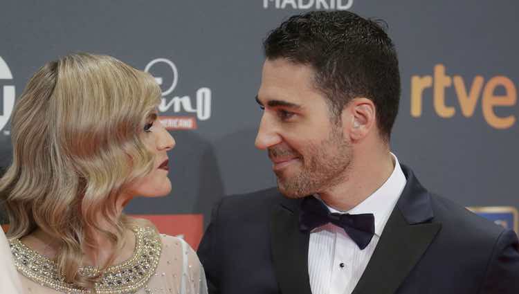 Miguel Ángel Silvestre y Amaia Salamanca hablando en los Premios Platino 2017