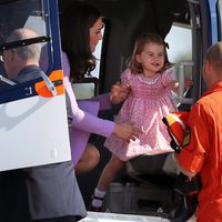 Kate Middleton con su hija la Princesa Carlota dentro de un helicóptero en Hamburgo