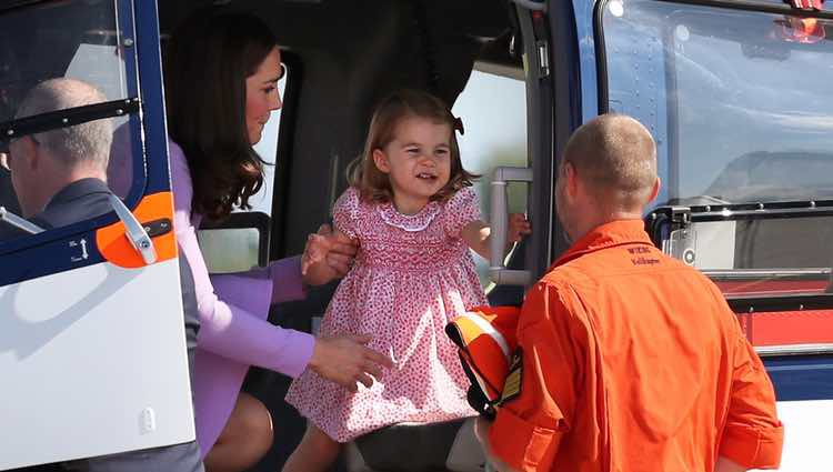 Kate Middleton con su hija la Princesa Carlota dentro de un helicóptero en Hamburgo