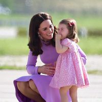 Kate Middleton consolando a su hija Carlota de Cambridge tras caerse en Hamburgo