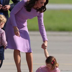 La Princesa Carlota tropieza y cae al suelo mientras iba de la mano de Kate Middleton en Hamburgo